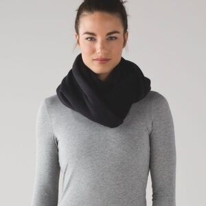 Lululemon Shakti Infinity Sherpa Merino Scarf Hidden Zip Pocket 2 side reverse